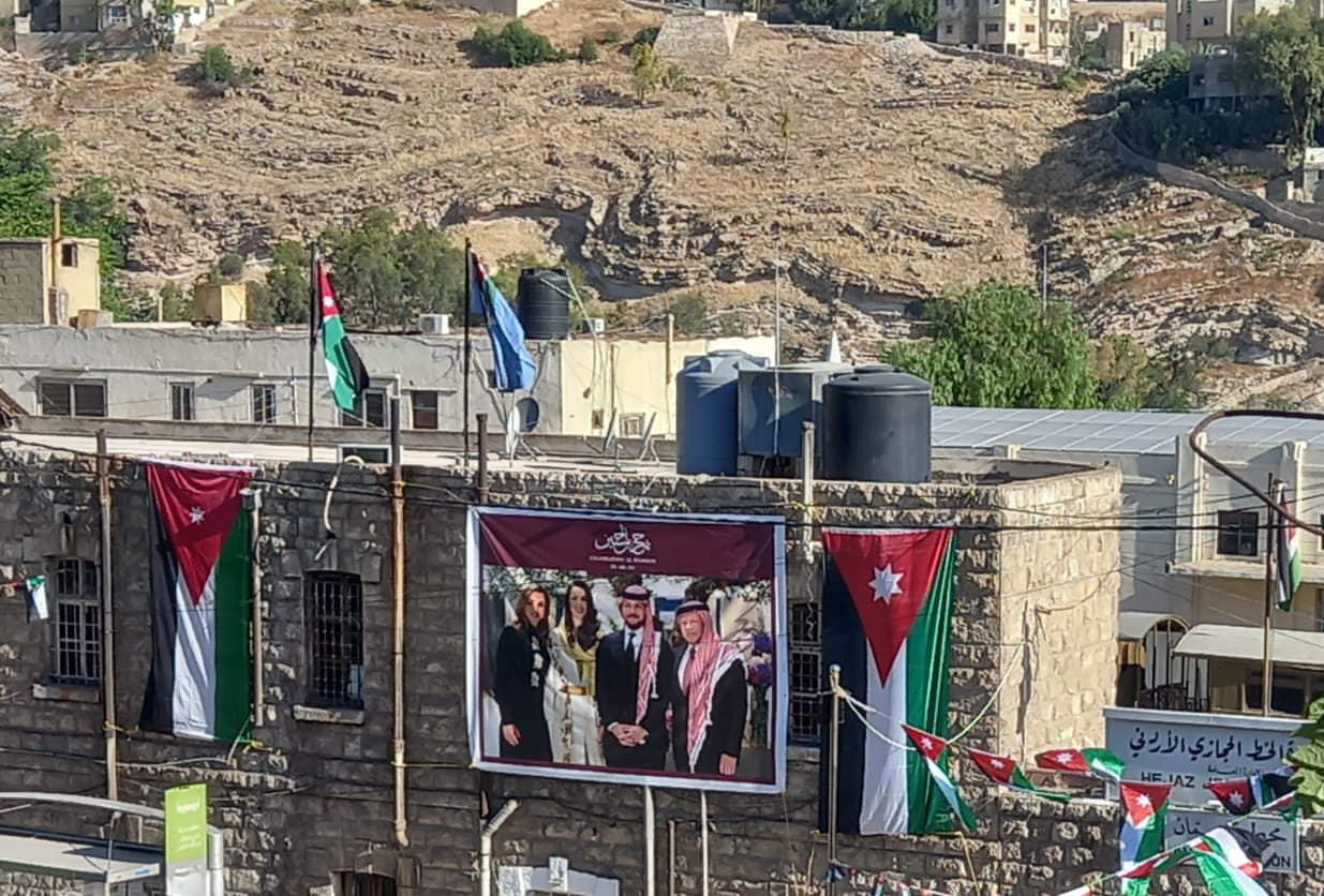 ٣